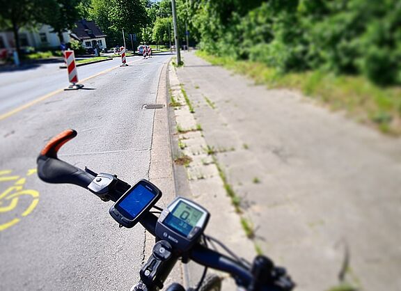 ^Blick auf den PopUp Radweg an den schwarzen Pfählen