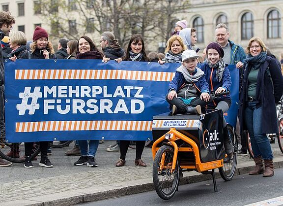 Fridays For Future-Demo 29. März 2019 ADFC-Gruppe demonstriert für #MehrPlatzFürsRad. 